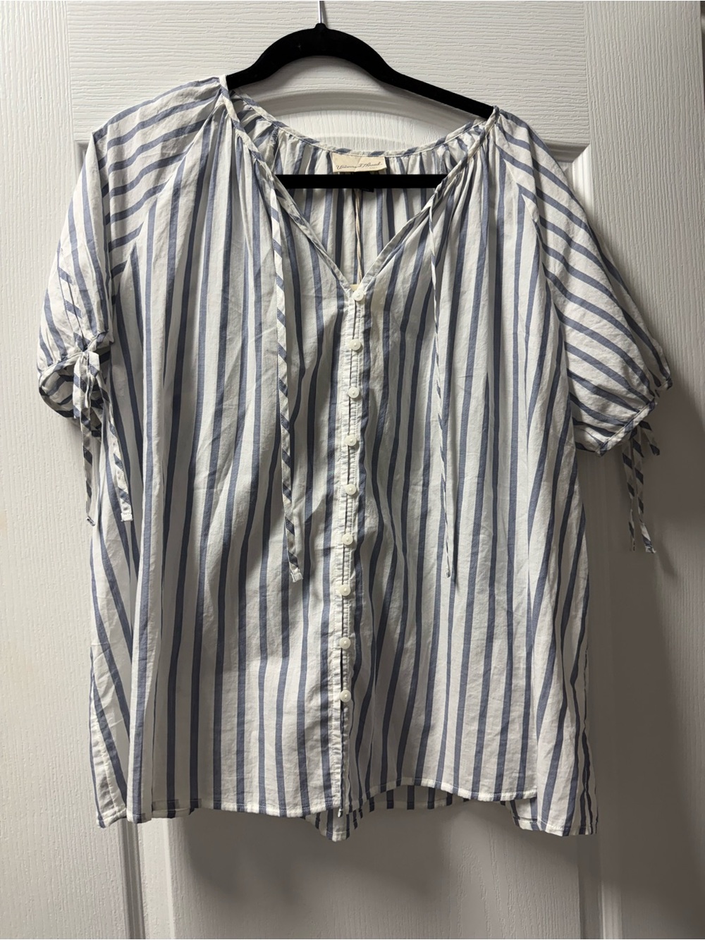 NWT Striped Button-Front Short Sleeve Blouse in White and Blue
